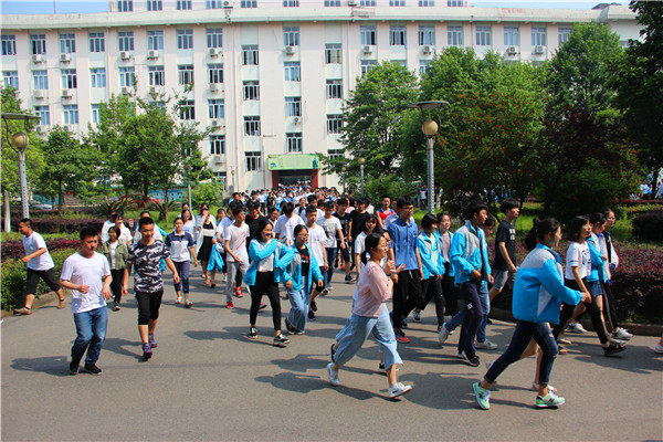 我校进行“防灾减灾”安全疏散演练