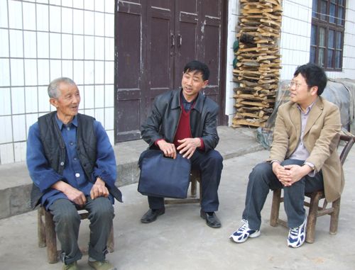 周校长慰问五峰山村困难户