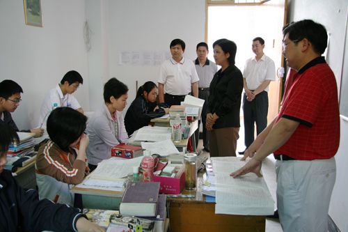 副市长严咏梅同志到我校慰问高三师生