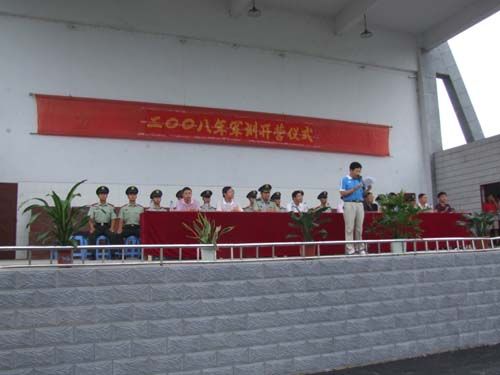 宜都一中举行新生军训开营仪式