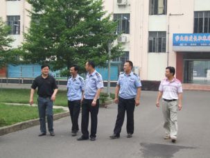 李鸿飞来我校指导校园安全工作