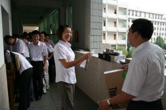 我校教师在开学日领取新笔记本电脑