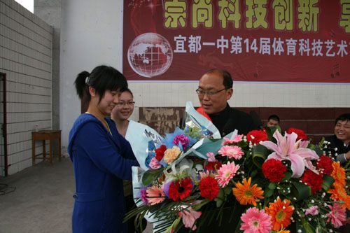 宜都一中隆重举行第四届师德报告会