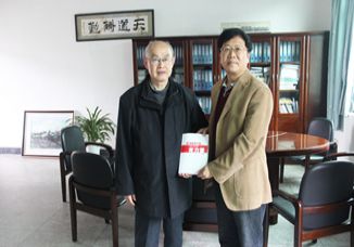 陈人海先生为我校赠送专著