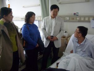 学校领导看望慰问邹先才老师及其家人
