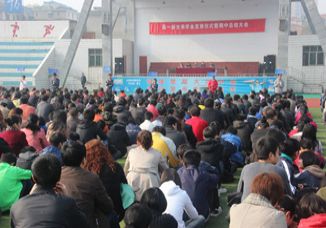 我校重奖报考我校的中考优秀学生