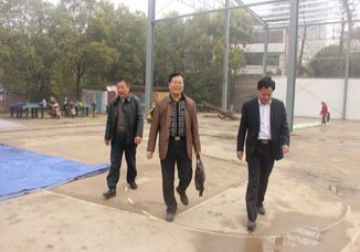 教育局局长周朴华到我校查看风雨操场建设情况