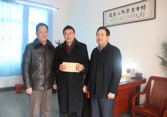 谭国银来校看望慰问杨邦俊老师